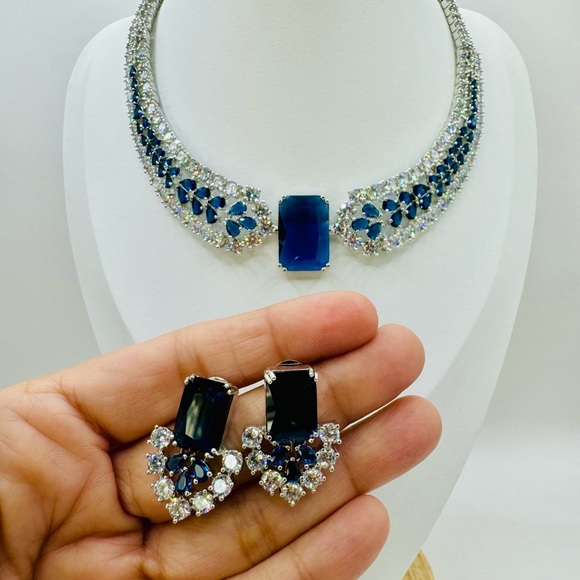 Full Neck Coverage Swarovski style Necklace - Picture 2 of 3